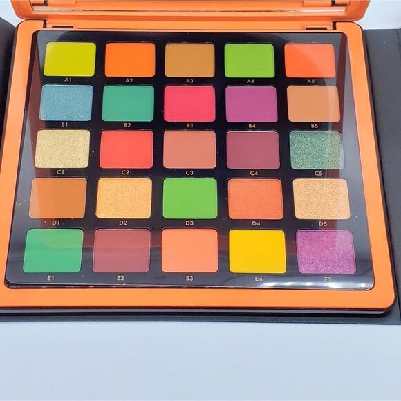 Anastasia Beverly Hills Norvina Pro Pigment Eyeshadow Palette Vol. 3 - Picture 7 of 8